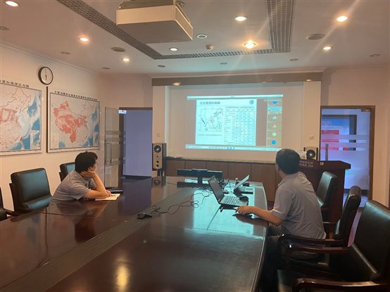 會(huì)議室里的人們 描述已自動(dòng)生成