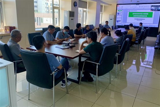 一群人在餐廳里 中度可信度描述已自動生成