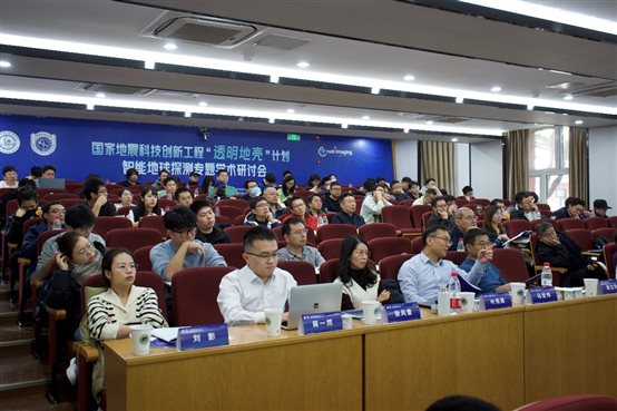 禮堂里有許多人 描述已自動生成