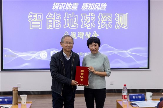 男人和女人站在電視前 中度可信度描述已自動生成