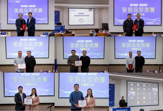 人們在看臺上的人在電視前 中度可信度描述已自動生成